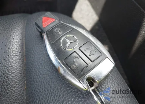 2013 Mercedes-Benz C 300 Luxury 4Matic/Sport 4Matic z USA, uszkodzony, nr VIN WDDGF8AB3DG067271